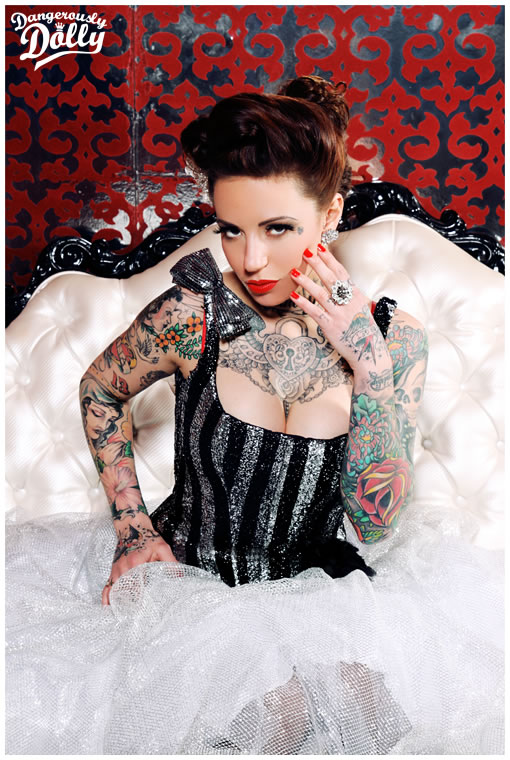 Татуированная Долли Дарко сняла решетчатый топ и показала дойки