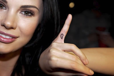 Jayde Nicole finger tattoo