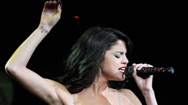 Selena Gomez Justin wrist tattoo