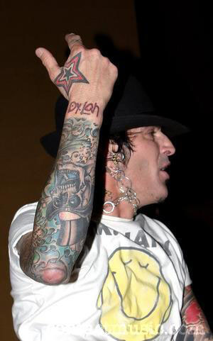 TOMMY LEE TATTOO PICS PHOTOS - pictures of Tommy Lee tattoos