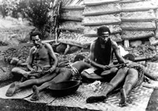 Samoan tufuga at work, ca. 1900.
